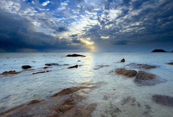 Goldenes Licht Sonnenuntergang durch die große Wolke, Samui-Insel, Thailand — Stockfoto