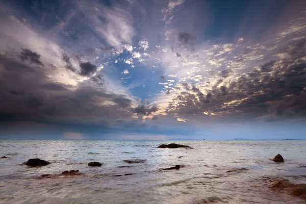 Cielo tropical al atardecer, mar y nube de lluvia — Foto de Stock