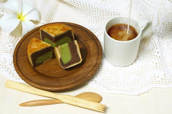 Copa de café y pastel de luna sirven en plato de madera — Foto de Stock