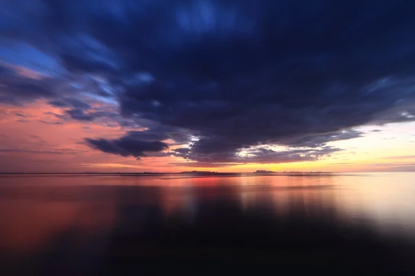 Dramático cielo tropical vívido y mar al atardecer — Foto de Stock