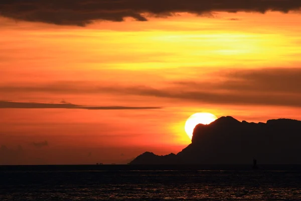 Coucher de soleil sur la mer sur l'île de Samui, Thaïlande — Photo