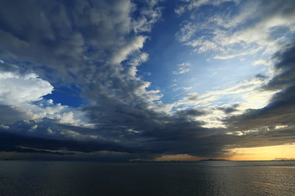 Dramatische tropische levendige hemel en zee in de schemering — Stockfoto