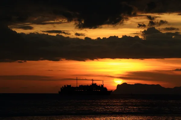 Coucher de soleil sur la mer sur l'île de Samui, Thaïlande — Photo