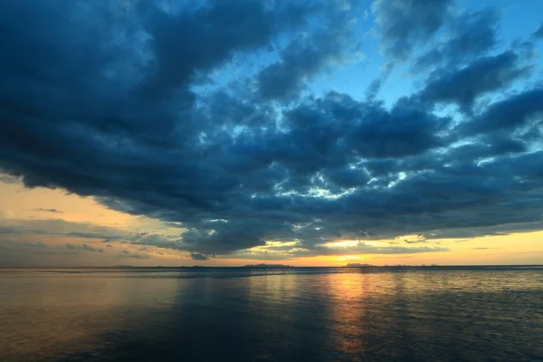 Dramático cielo tropical vívido y mar al atardecer — Foto de Stock