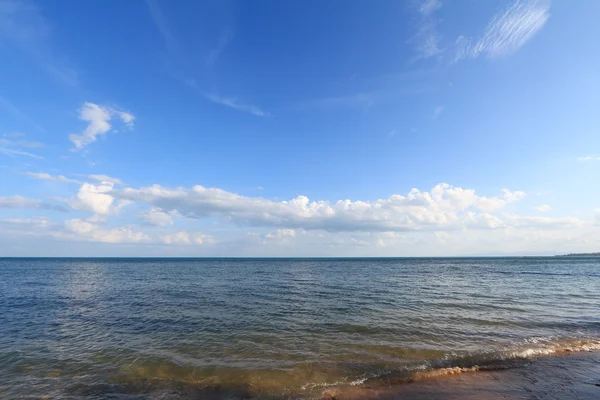 Panoramisch zeegezicht met gezwollen witte wolken, blauwe hemel en groen oc — Stok fotoğraf