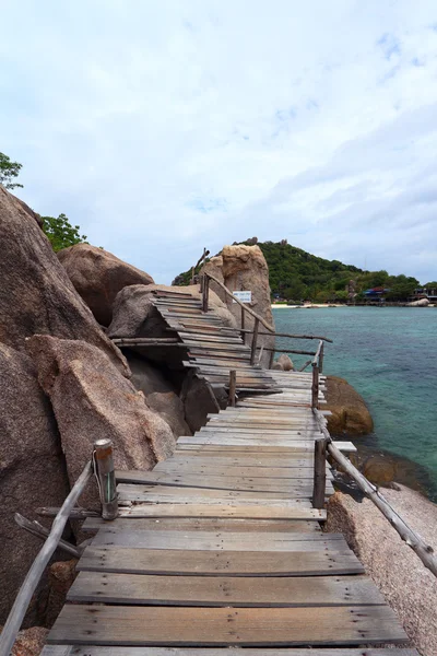 Pont en bois de l'île tropicale, Koh NangYuan, Thaïlande . — Photo