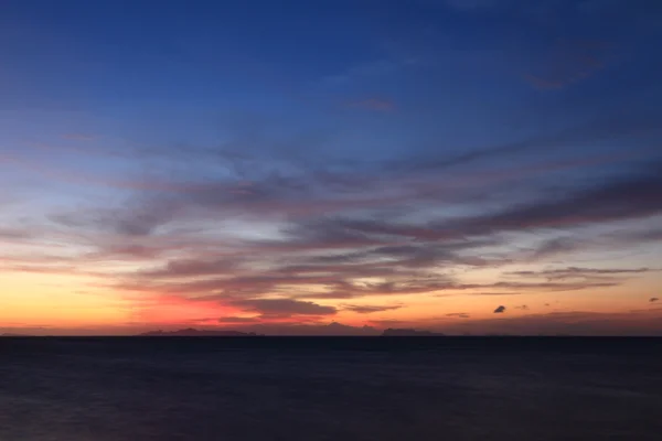 Coucher de soleil tropical spectaculaire ciel et mer au crépuscule — Photo