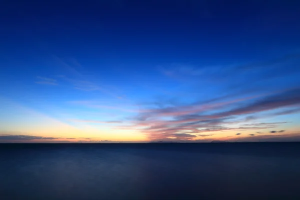 Впечатляющий тропический закат неба и моря в сумерках — стоковое фото