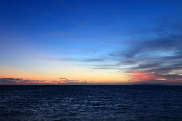 Dramatic tropical sunset sky and sea at dusk — Stock Photo, Image