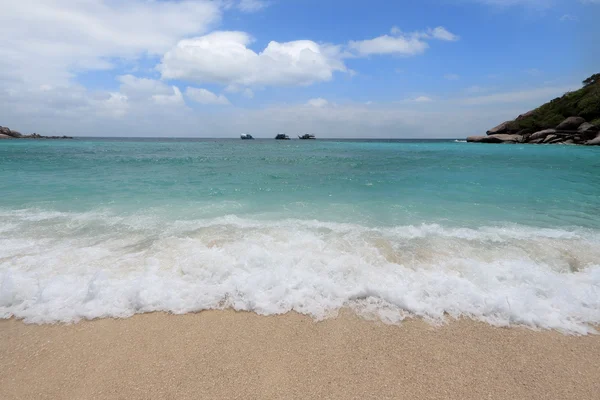 Samui eiland zeegezicht met gezwollen witte wolken over blauwe hemel en — Stockfoto