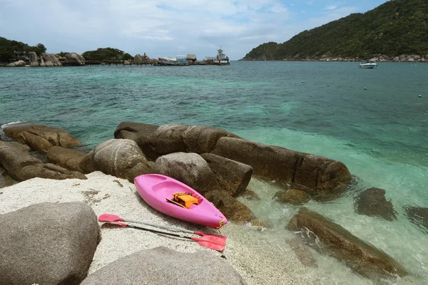 Roze kajak op koraal strand, nang yuan island, thailand — Stockfoto