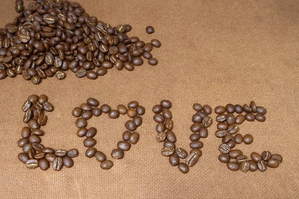 Alfabeto de amor por granos de café en tablero de madera —  Fotos de Stock