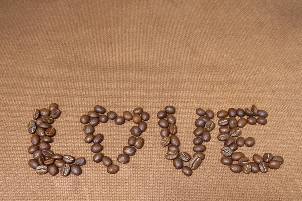 Alfabeto de amor por granos de café en tablero de madera —  Fotos de Stock