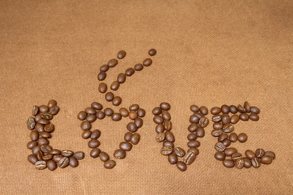 Alfabeto de amor por granos de café en tablero de madera —  Fotos de Stock