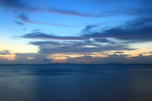 Panorâmica dramática tropical pôr do sol céu e mar ao entardecer — Fotografia de Stock