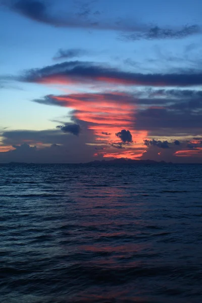 Dramático cielo de fuego rojo y profundo mar azul al atardecer, Tailandia — Foto de Stock