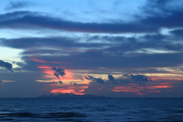 Dramático cielo de fuego rojo y profundo mar azul al atardecer, Tailandia —  Fotos de Stock