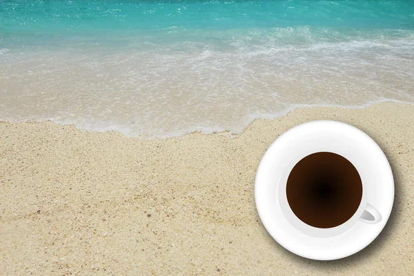 Coffee cup on white sand bech and green wave — Stock Photo, Image