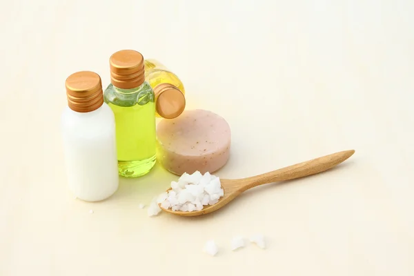 Vücut bakım ürünleri, deniz tuzu, sabun, şampuan, losyon — Stok fotoğraf