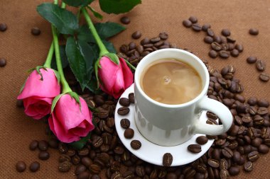 pembe Gül siyah kahve Kupası ve cork board üzerinde kahve çekirdekleri