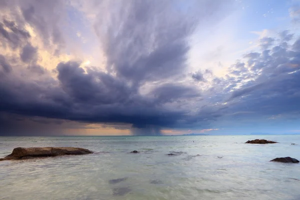Грозовое облако над морем в сумерках — стоковое фото