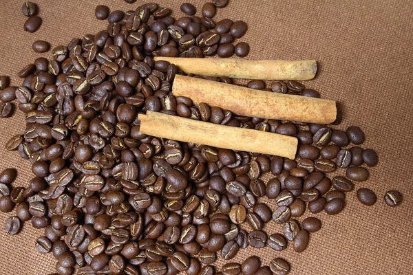 Жареный кофе с корицей в зернах на пробковой доске — стоковое фото