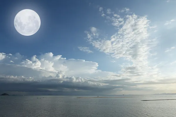 Luna sobre mar tropical y nube blanca —  Fotos de Stock