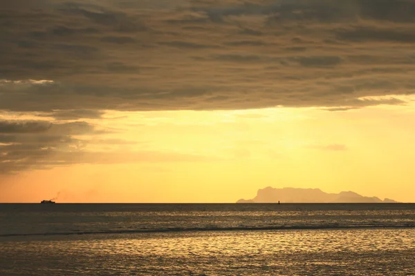 Paysage marin clair doré au crépuscule — Photo