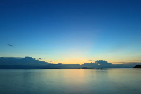 Drammatico tramonto tropicale e mare — Foto Stock