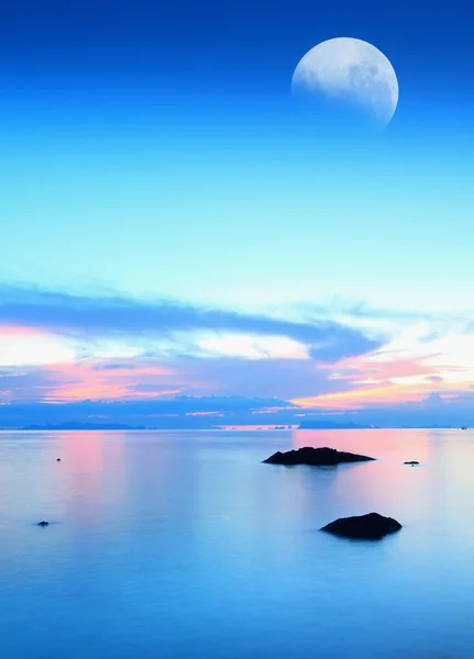 Lua sobre o mar azul e céu — Fotografia de Stock