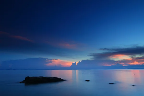 Dramático céu tropical por do sol e mar — Fotografia de Stock