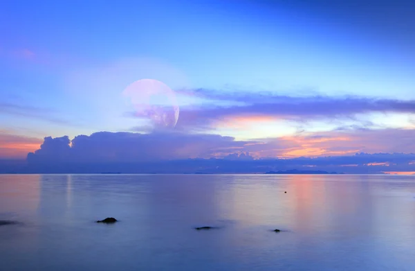 Lua cheia sobre o mar azul e céu — Fotografia de Stock