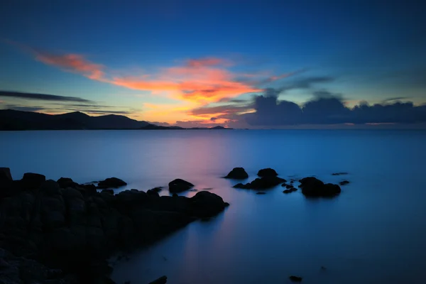 Dramatische tropische zonsondergang hemel en zee — Stockfoto