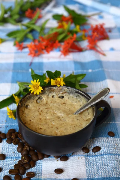 Kaffe kopp och daisy blomma — Stockfoto