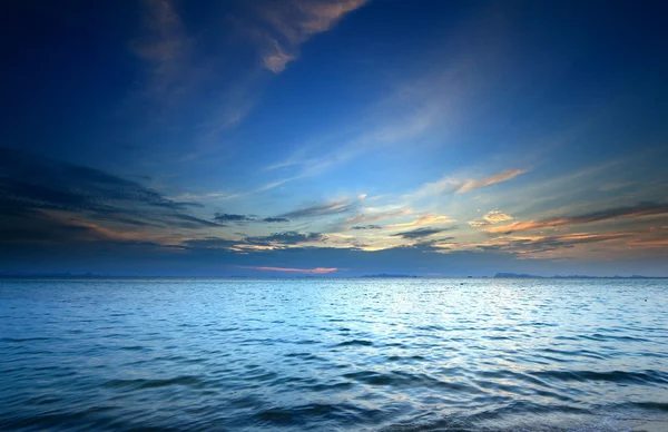 Mar azul y puesta de sol cielo — Foto de Stock