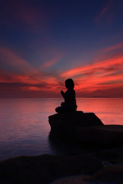 Silhouette yoga girl par coucher de soleil — Photo