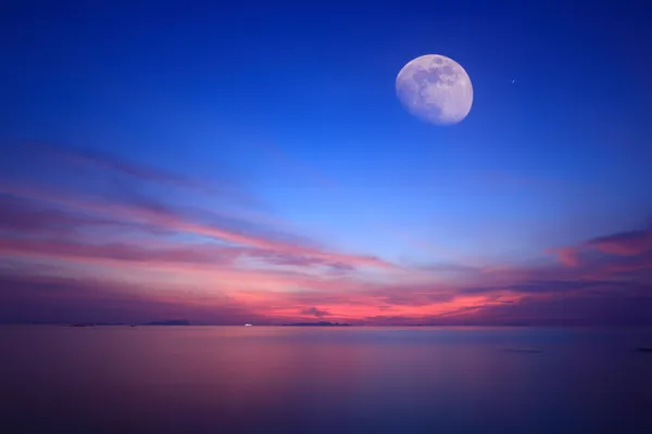 Moonlight over blue sea and fire sky — Stock Photo, Image