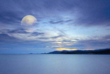dramatik gökyüzü ve deniz üzerinden moon