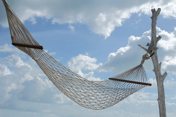 Hamaca sobre cielo azul — Foto de Stock