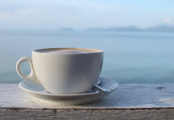 Mattina tazza di caffè in riva al mare — Foto Stock