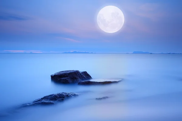 Měsíc nad modrým mořem a oblohou — Stock fotografie