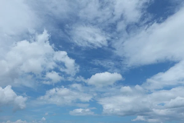 Mavi gökyüzü ve kabarık beyaz bulut arka planı — Stok fotoğraf