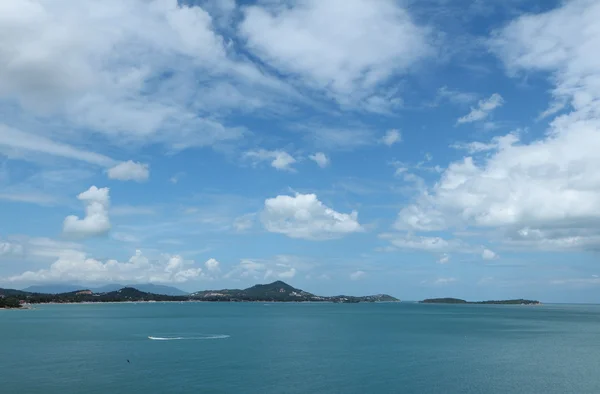 Isla Samui paisaje marino con nubes blancas hinchadas sobre el cielo azul y — Foto de Stock
