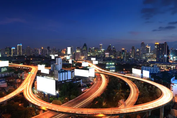 Bangkok by-utsikt Skyskrapere om natten – stockfoto