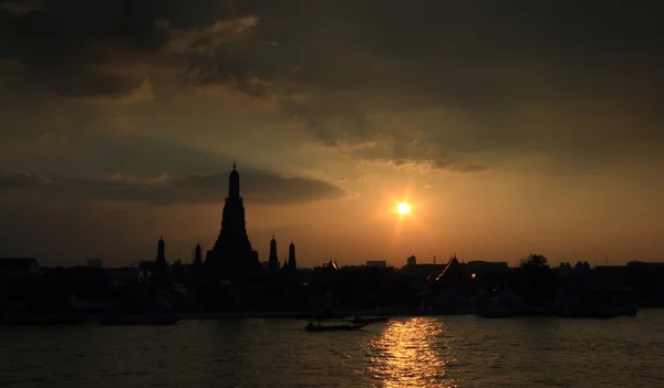 Wat arun-templet utsikt över chao praya floden i bangkok, templet i gryningen — Stockfoto