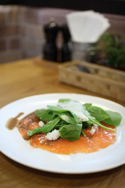 Salade verte roquette fraîche au saumon salé, mise au point sélective — Photo