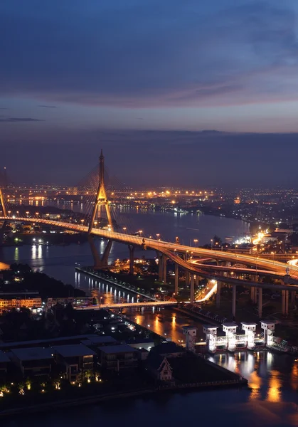 普密蓬桥横跨在晚上赵海傍河的曼谷视图 — 图库照片