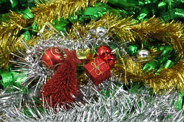 Χριστουγεννιάτικο δέντρο κόκκινο πεύκο διακοσμητικά διακόσμηση χρήσιμο για φόντο — Φωτογραφία Αρχείου