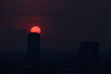 büyük şehirde kırmızı günbatımı