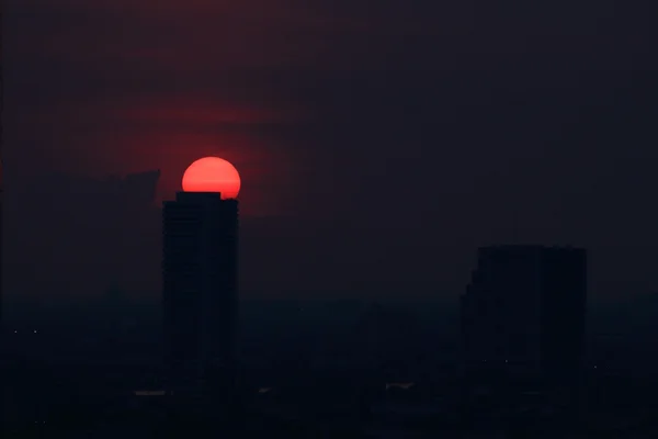 Rode zonsondergang in grote stad — Stockfoto